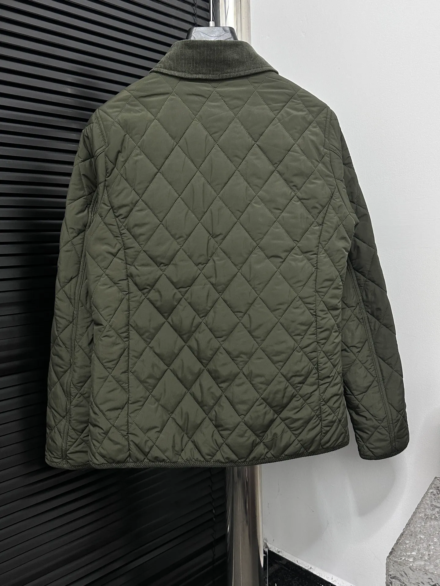 P530 【Ralph Lauren】Ralph Lauren cotton-padded jacket. The face is filled with imitation feather cotton. Three-in-one rhombus quilted embroidery. Soft and comfortable. Warm and comfortable. Corduroy strips run through the whole body. No knots or overlaps. Artificial curling. Fine workmanship. Does not look bloated. The upper body is light and not bloated. Soft and comfortable. Highly recommended. Size: S M L